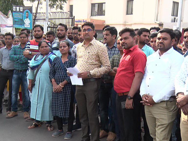 રેવન્યુ તલાટીઓની માંગ કે તેમને પંચાયત તલાટી સાથે મર્જ કરવામાં ન આવે, સરકારમાં કરી રજૂઆત

જાણો સમગ્ર માહિતી : sandesh.com/gujarat-revenu…

#Gujarat #Strike