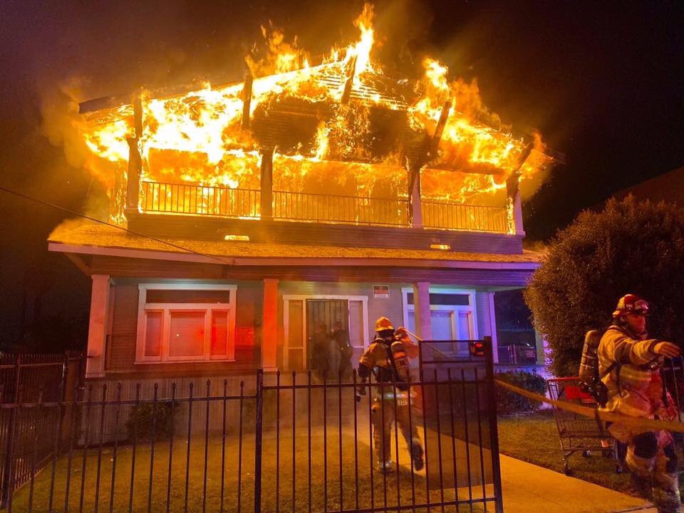 SBCOUNTYFIRE's tweet photo. #SBCoFD Crews Rescue One from San Bernardino Apartment Blaze. See press release here 👉🏻 https://t.co/ztty5d9rBE . 📸 @FirePhotoGirl https://t.co/bkw9gQktZF