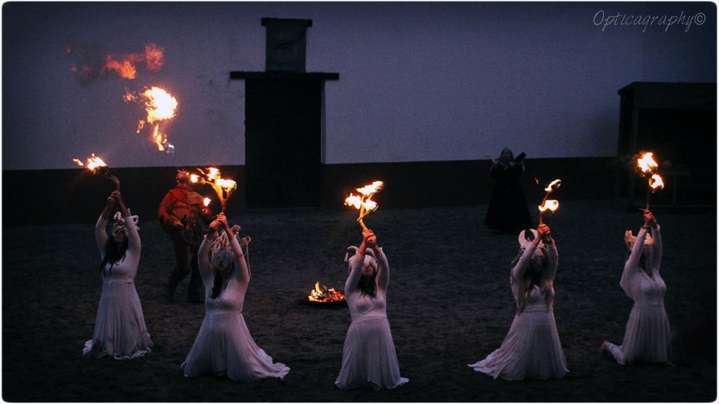 _R_u_u_d_'s tweet photo. 'Yule ritual'
(Welcome the light at Midwinter Fair Archeon) (Pad van de Priesteres)
@Archeon
@AlphenLinkt
#ThePhotoHour
#500pxrtg
#AlphenLinkt
#Yule
#MidwinterFair
#Archeon
#Alphen https://t.co/d46et7NRpR