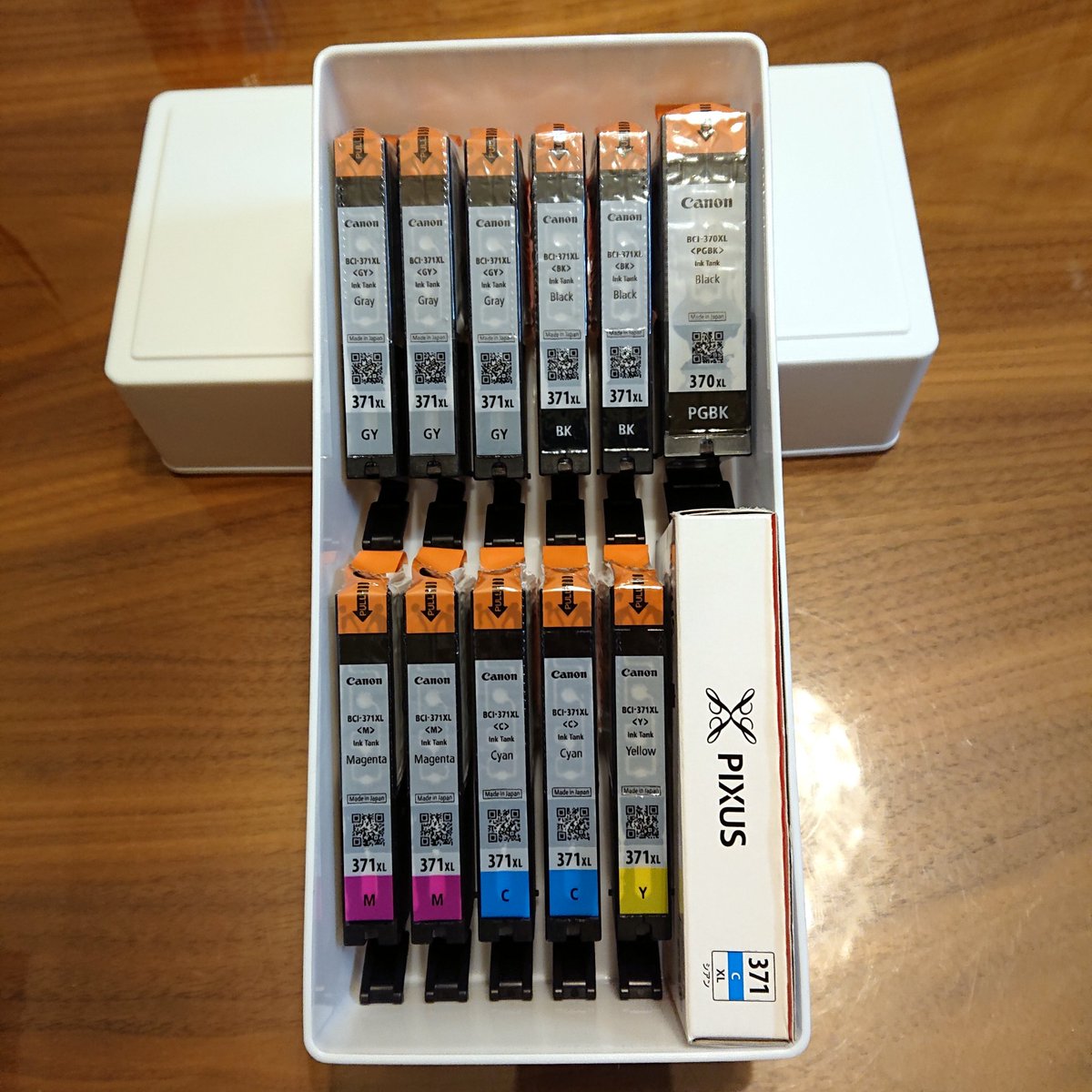 まさちこ セリア の ストレージケース が プリンターの インク収納 にぴったりでした うちは Canon の i370 i371 ですが 縦に入れると6色セットがちょうど2つ分収まるようです 在庫管理が楽になりました
