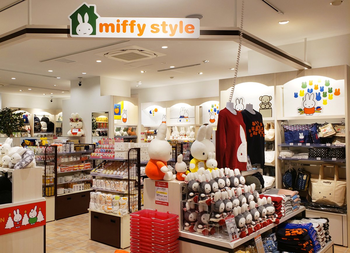日本のミッフィー情報サイト Miffy Style ミッフィースタイル 京都四条河原町店 は 明日12 10 火 オープンです 白基調の広々とした店内には 絵本 うさこちゃん びじゅつかんへいく をモチーフにした装飾が施されています とっても大きな 日本のミッフィー情報サイト Miffy Style ミッフィースタイル 京都四条河原町店 は 明日12 10 火 オープンです 白基調の広々とした店内には 絵本 うさこちゃん びじゅつかんへいく をモチーフにした装飾が施されています とっても大きな