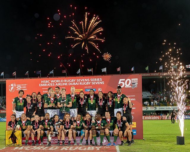 hoiho_photo's tweet photo. The Blitzboks and Black Ferns stand atop the podium after the Emirates Airline Dubai Rugby Sevens.
—
#HSBC7s #Dubai7s #FierceAt50
#rugby #wrugby #rugby7s #rugbypotd
#parallaxisannoying https://t.co/xRDiYvNnSa