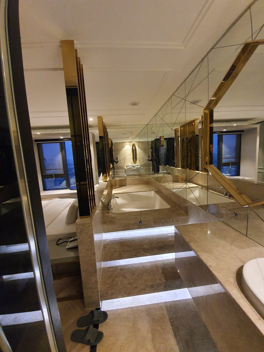 #섹트 #섹텔 #호텔 #거울 
간만에 혼텔 
거울이 너무많댜😱😱😎😎😈😈
꼴려😈😈😈😈😈