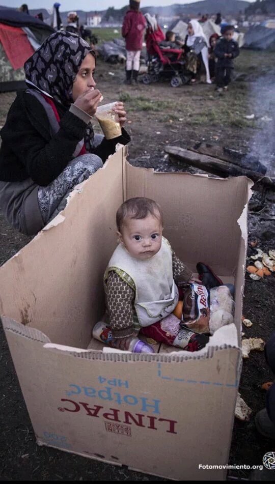 Marodriguez1971's tweet photo. Llevamos años viendo Belenes vivientes en Europa. Pero refugiados. https://t.co/TpRxyfE2UT