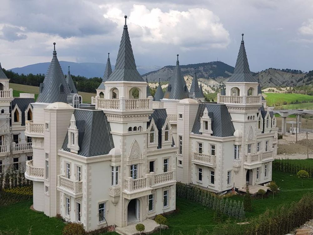 Night2Stay's tweet photo. There’s An Abandoned Village Full Of #Disney-Like Castles in Turkey. Complete empty! #Burj Al Babas was intended to attract wealthy Arab tourists to a resort in central #Turkey.
The project’s developers have filed for bankruptcy &amp; the development remains unfinished and abandoned. https://t.co/kARrQSXhDn