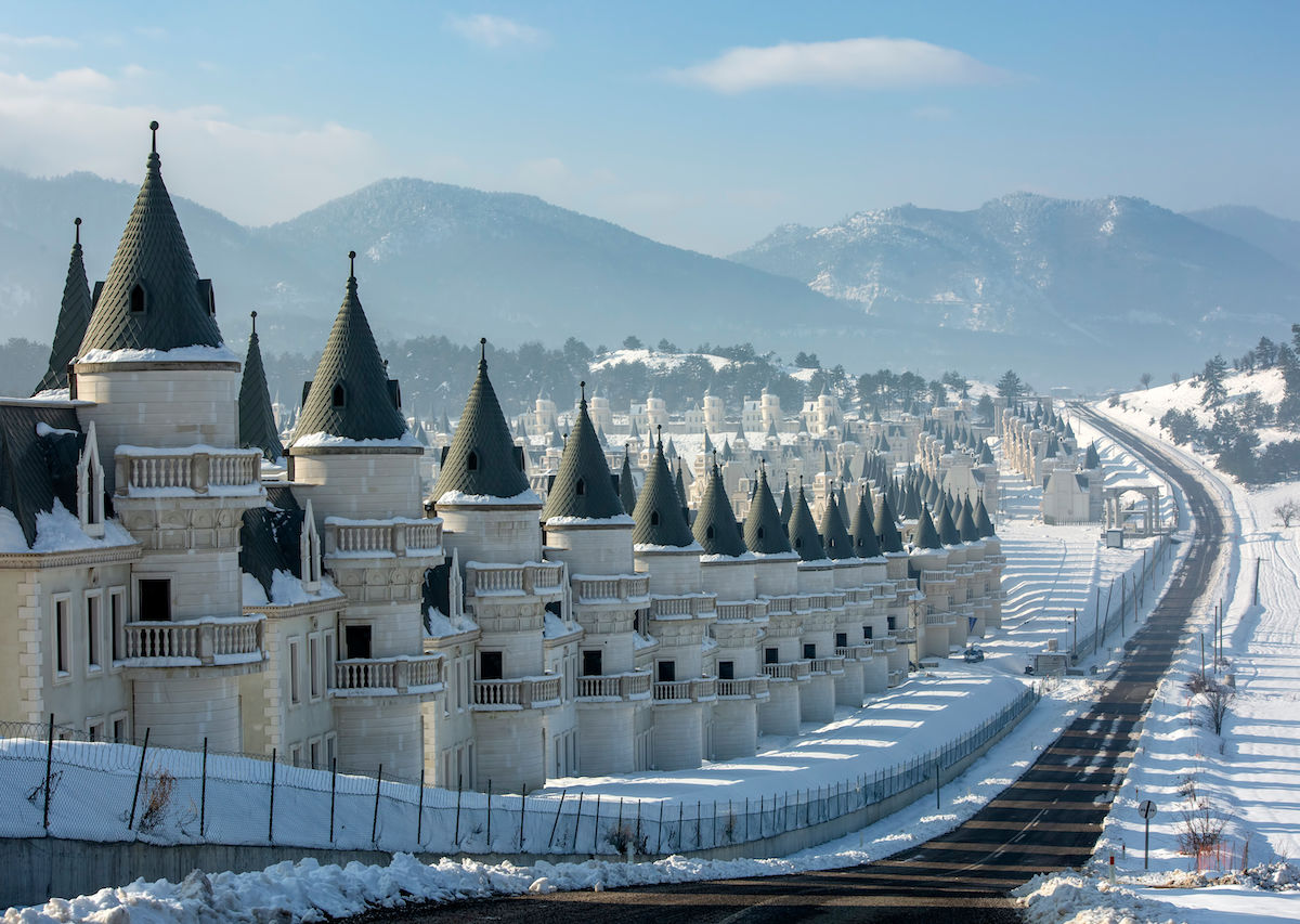 Night2Stay's tweet photo. There’s An Abandoned Village Full Of #Disney-Like Castles in Turkey. Complete empty! #Burj Al Babas was intended to attract wealthy Arab tourists to a resort in central #Turkey.
The project’s developers have filed for bankruptcy &amp; the development remains unfinished and abandoned. https://t.co/kARrQSXhDn