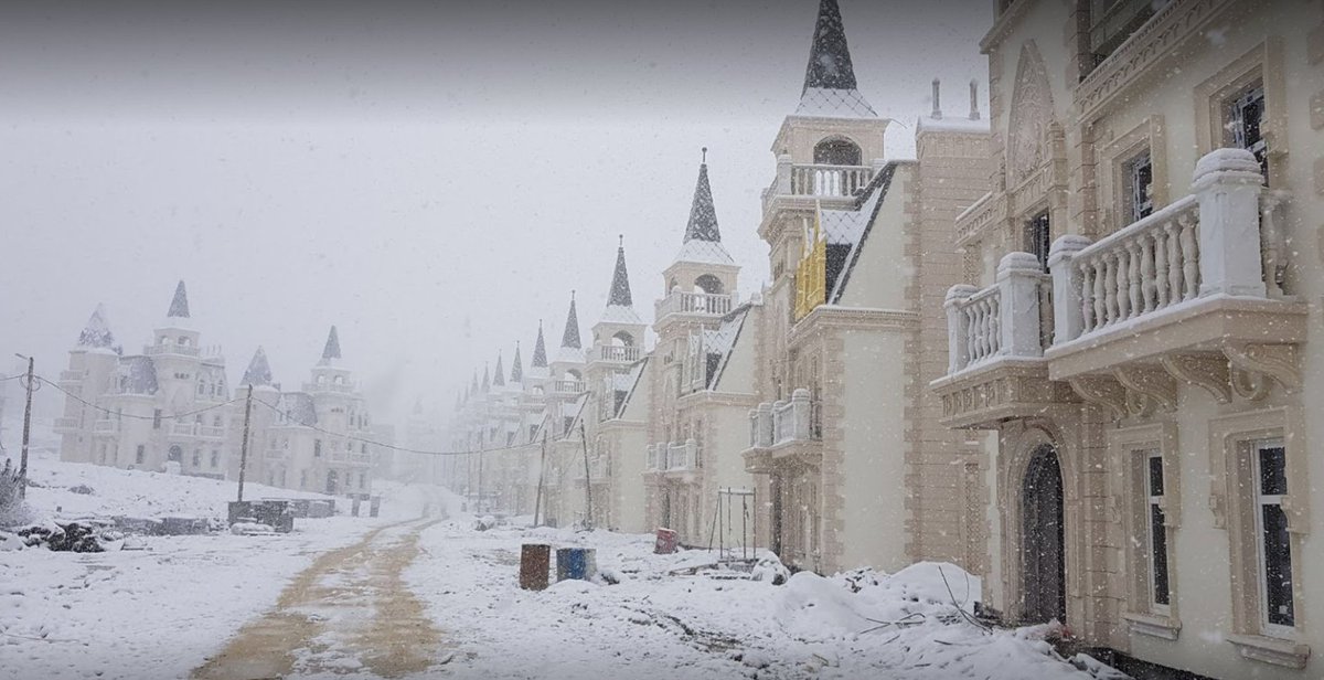 Night2Stay's tweet photo. There’s An Abandoned Village Full Of #Disney-Like Castles in Turkey. Complete empty! #Burj Al Babas was intended to attract wealthy Arab tourists to a resort in central #Turkey.
The project’s developers have filed for bankruptcy &amp; the development remains unfinished and abandoned. https://t.co/kARrQSXhDn