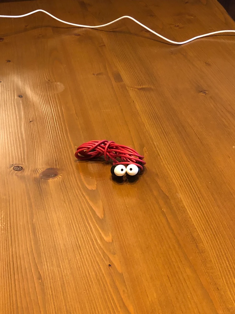 テーブルの上にかわいい芋虫が！？正体はイヤホンでしたwww