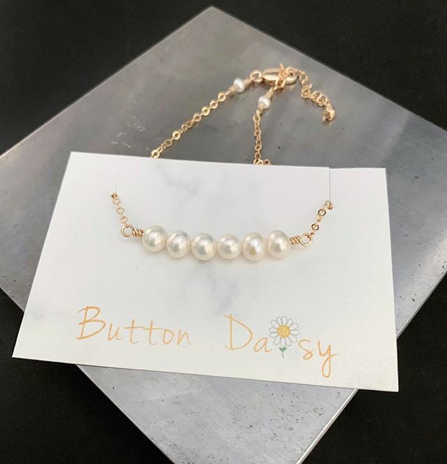ButtonDaisyCo's tweet photo. Keeping it classy with a freshwater pearl bar necklace. 👌🏼
•
•
|| https://t.co/zZUeIPnao4 || #freshwaterpearls #potatopearls #goldfilled #wirewrapped #giftsforher #dainty #minimalist #necklace #jewelry #madeinLA #etsy #etsyseller #etsyshop #giftidea… https://t.co/ua7BVqol84 https://t.co/GMxQdoPL1k
