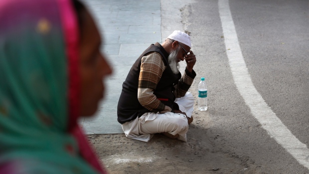 CTVNews's tweet image. Firefighters douse Indian blaze day after it killed 43 bit.ly/2YvhLLk