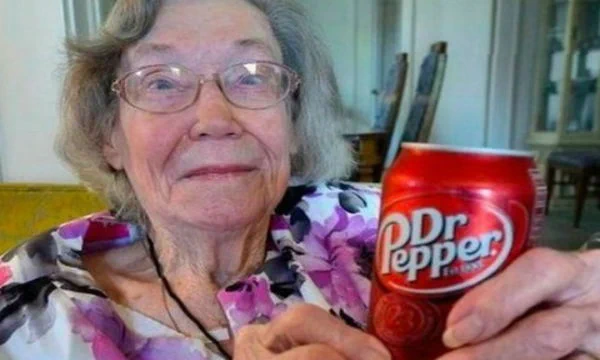 癖の強い「ドクターペッパー」を60年飲み続けたお婆さんは、今106歳！！