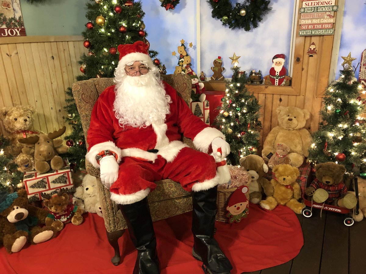 LightsRoc's tweet photo. Here's a great way to start your morning! A picture of Santa! #ROClights #victorhills #drivethrulightshow #drivethruchrismaslights https://t.co/UQW1JTMbJS