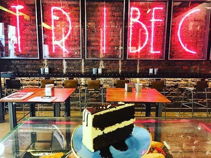 No importa que sea festivo, nosotros estamos abiertos 🔝 un lunes más, para empezar la semana contigo. 

Y como hoy es un lunes especial, qué mejor manera que comenzar el día con una de nuestras tartas.

#tarta #desayuno #postre #comida #leonesp ##tribecaleon #fiesta