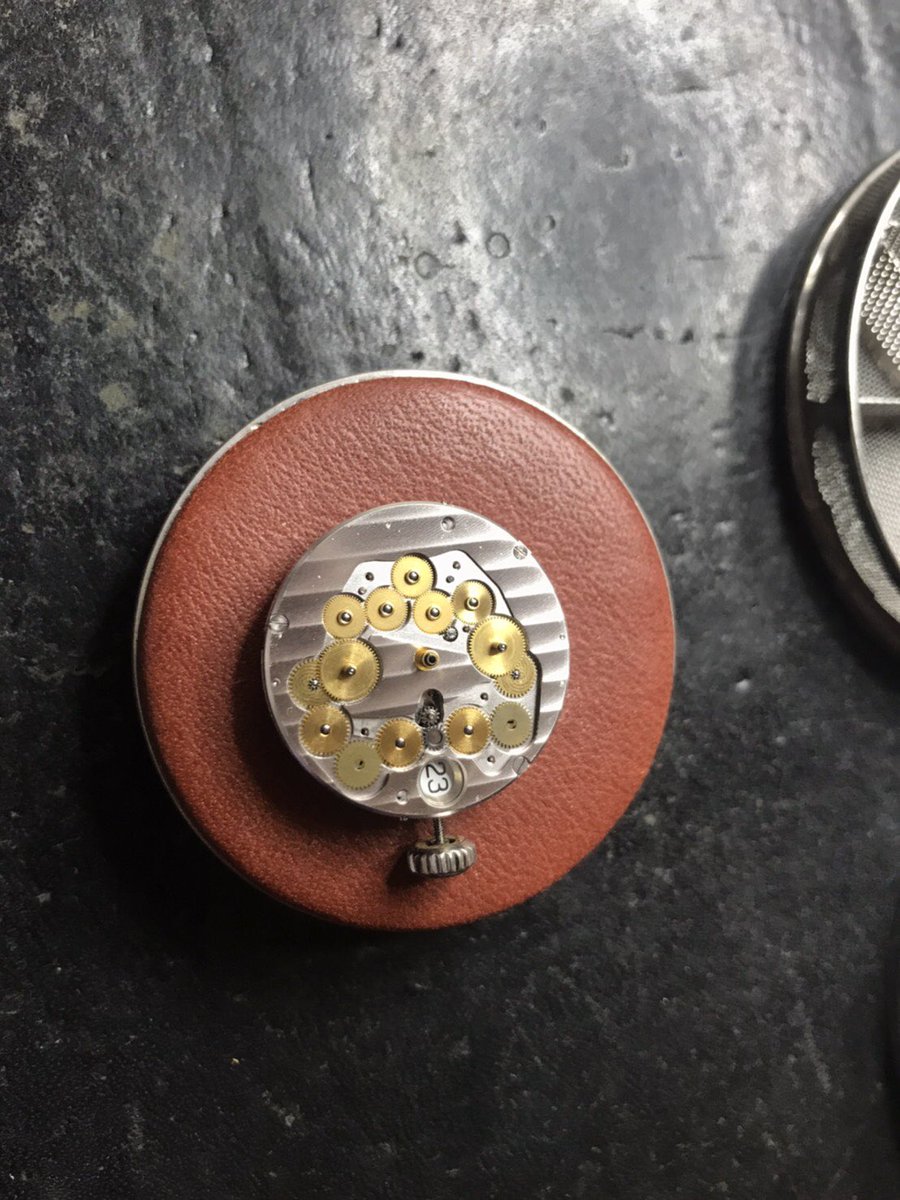 Orologiaio1's tweet photo. フランクミュラー、マスターバンカーです。
文字盤裏まわりに伝え車が沢山並んでいる特殊なムーブメントです。
油の種類、量によって針廻しに影響が出るので気をつけます…
#フランクミュラー
#FranckMuller
#オーバーホール
#時計修理
#マスターバンカー
#MASTERBANKER
#オロロジャイオ https://t.co/7acLwlJanU