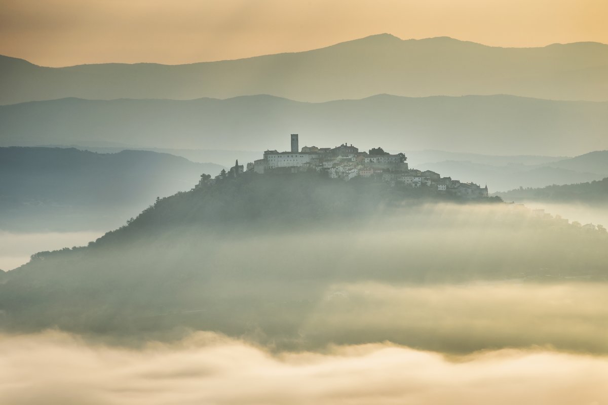 DHMZ_HR's tweet photo. S današnjim danom započela je klimatološka jesen.
🖼️ Istra u velu jutarnje magle 📷 Boris Baran, #kalendarDHMZ #2020 #rujan https://t.co/phEfvuKTGq