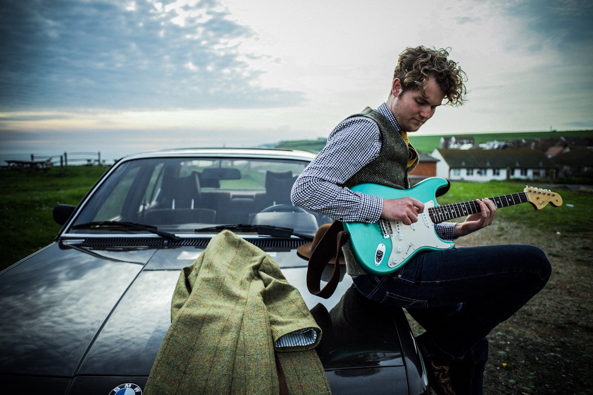 My brother released his very first EP last weekend. And outside of me being very proud it actually sounds very good too. Listen for yourself » open.spotify.com/album/1C6kPJES…