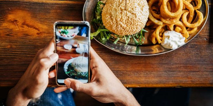 47% des Français postent des photos de ce qu’ils mangent sur les réseaux sociaux et partagent ainsi leur expérience au restaurant (source : <a href="/FSV_Fr/">Food Service Vision</a>  - Etude Restauration Digitale 2018 ProConso).

forbes.fr/business/quand…