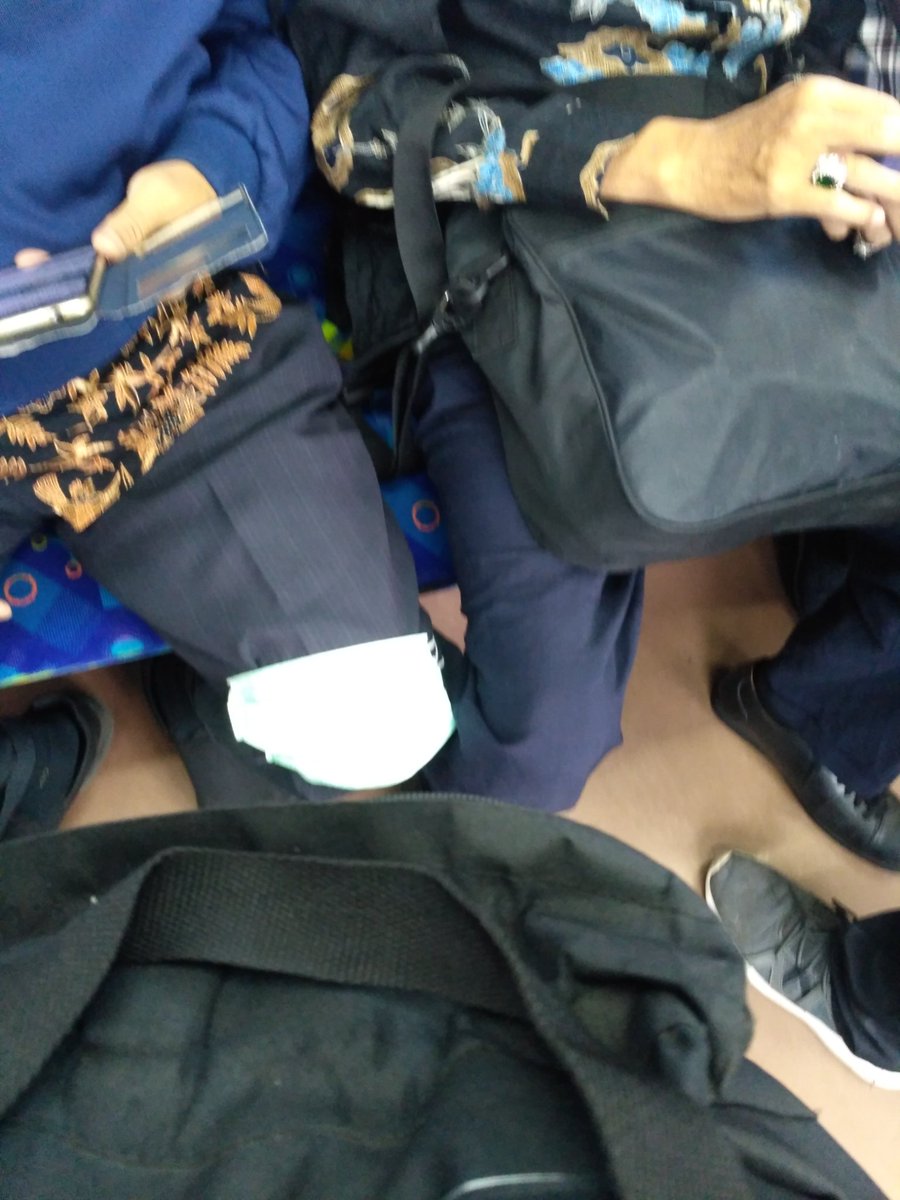 Tfourny's tweet image. Ini kenapa si cwo kalo dikereta duduk yang kek gini. Aturan bisa 1 orang lg kan @CurhatKRL @CommuterLine