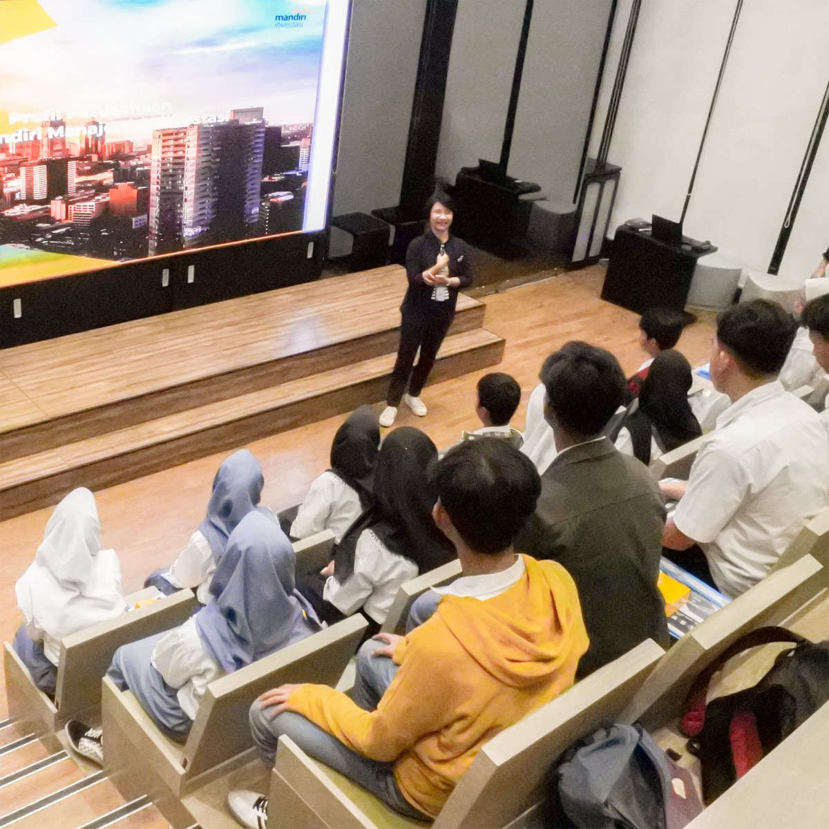 ycabfoundation's tweet image. Halo YCABers, apa kabar? 
Ada hal seru dari para murid Rumah Belajar Duri Kepa. Tanggal 20 November 2019 lalu, mereka melakukan kunjungan ke Menara Mandiri 2. 

#ycabfoundation #mandirimanajemeninvestasi #ycabperpetual