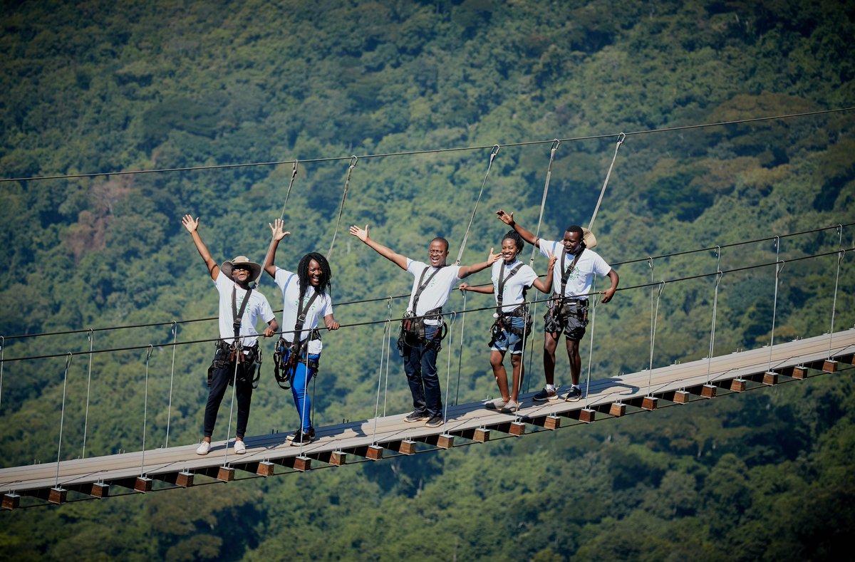 leadership_star's tweet image. It's Grad Week 🎓🎉
Looking back at the year we've had, visiting tea estates, challenging our minds and exploring new heights!
SLA provides a fun & unique learning experience both in and out of the conventional classroom set up!
#SLAGrad #IntellectualDevelopment #KnowYourLand