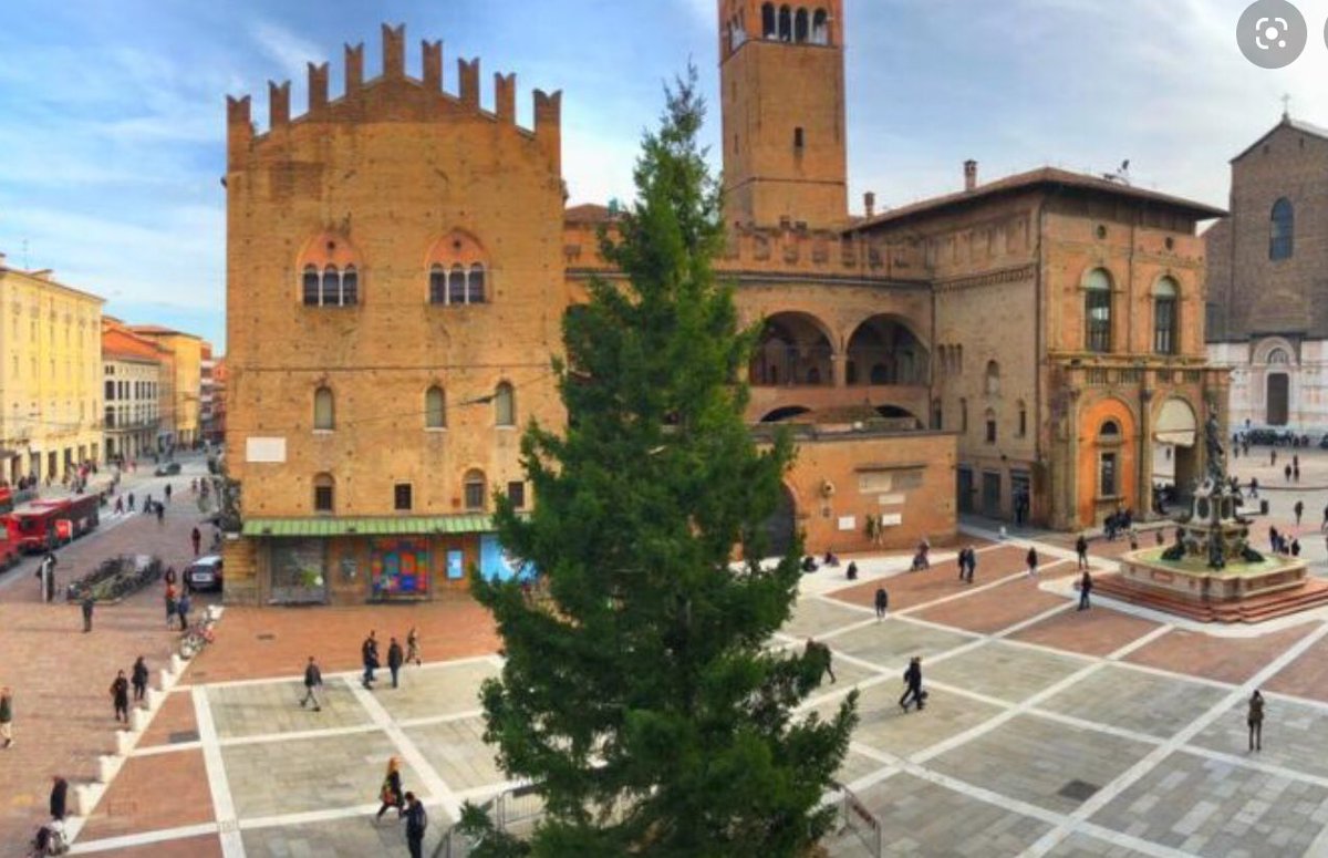 UK Christmas in Bologna starts today with 🎶 carol #flashmob by  <a href="/HFDCathedral/">Hereford Cathedral</a> choir in Piazza Nettuno🎄at 1215. See you there!