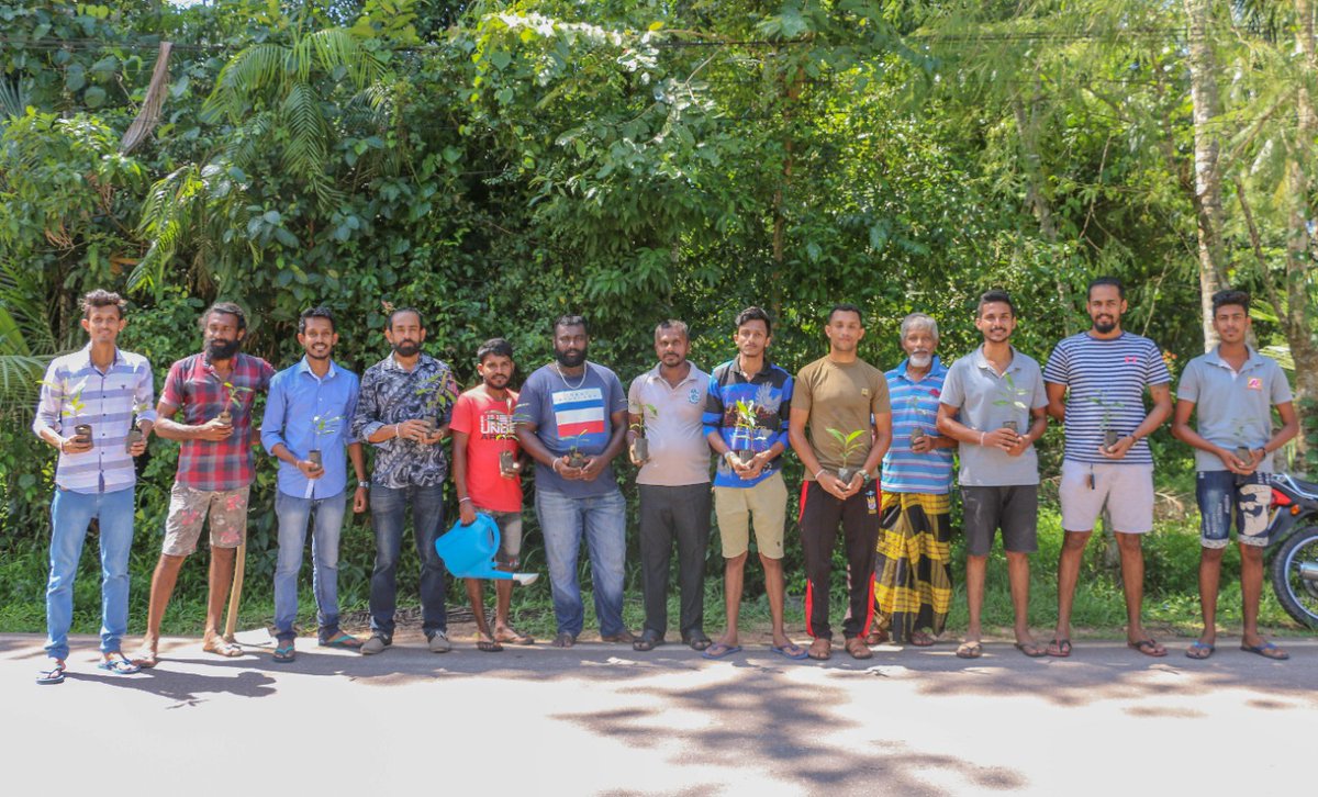 SPriyawickrama's tweet photo. මිනුවන්ගොඩ වටිනාපහ වෙල්යායෙදී ඊයේ(08) අපි මී ගස් පැළ සීයක් රෝපණය කලා. ගමේ තරුණ කොල්ලො වගේම වැඩිහිටියො කීප දෙනෙකුත් බොහොම උද්යෝගයෙන් වැඩේට දායක වුණා.  කෘෂිකාර්මික  කටයුතු සඳහා  මී ගස ඉතා ප්‍රයෝජනවත් බව ඔබ සියලු දෙනා දන්නවා ඇති. මී ගස පිළිබඳ වැඩිදුර තොරතුරු> https://t.co/yjZ2PqbqTO https://t.co/55UOR2QtrZ