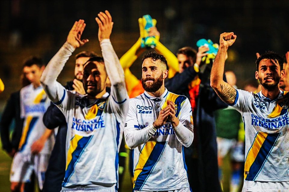 KickOffExtraTv's tweet photo. Questa sera nuova puntata di KickOff con analisi e interviste di Juve Stabia-Frosinone. Vi aspettiamo alle 21.10 su Extratv, canale 94 e su X Radio (103.7 FM). Siamo in diretta anche in streaming - https://t.co/vmJo9xYjcQ e sulla nostra pagina Facebook!#JuveStabiaFrosinone https://t.co/WXcd8g4eTp