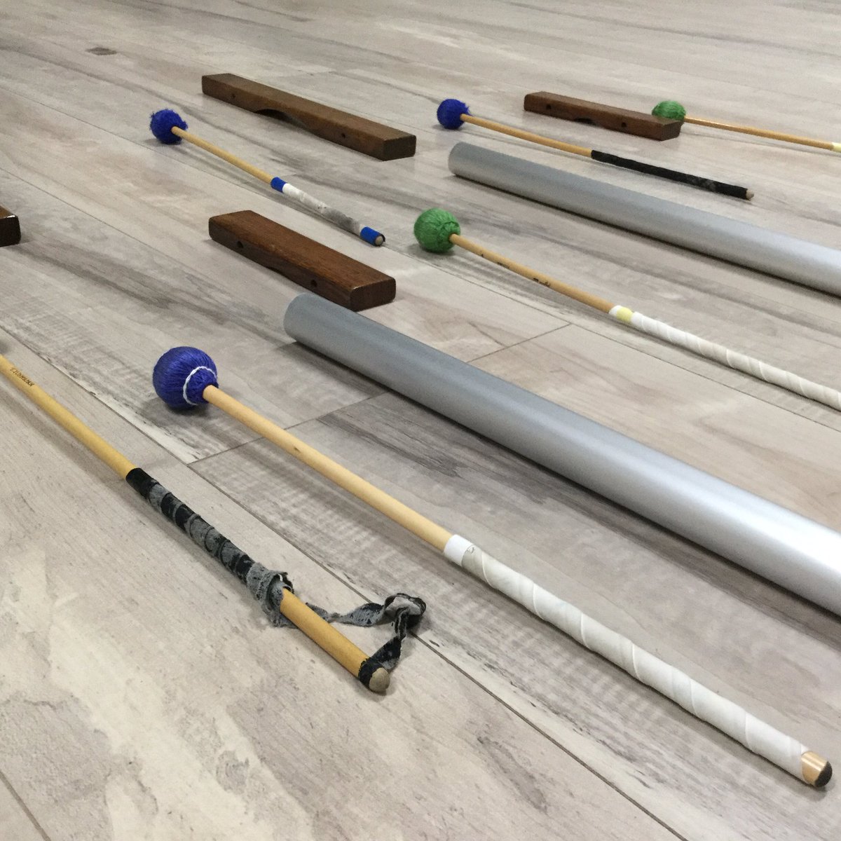 scalelaboratory's tweet photo. 空中音楽会、今日から仕込み開始です!鈴木彩が分解したマリンバの鍵盤やらアルミの棒など持ち込んで、何やら実験中…今日から毎日現場の様子をお届け! #空中音楽会 #ScaleLaboratory #スケラボ #鈴木彩 #松岡大 #SUNDRUM #サノユカシ #飯田将茂 #林文彦 #沼津 https://t.co/gMytIJTK8l