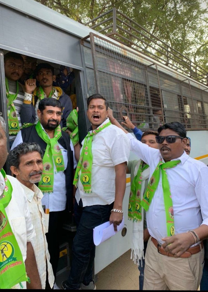 Tribal_voice1's tweet photo. आदिवासियों की आवाज गाँधीनगर में नही गूँजे इसलिए कांग्रेस और भाजपा दोनो ने हाथ मिलाकर आदिवासियों को रोकने के लिए पुलिस को भेजा।#savetrible
@RajendraRoat @ankur_bhuriya @RajBamniya86 @iJagdishMakwana @imdevprakash @TribalArmy @Chhotu_Vasava @RajVasava348 @ManishaDamor10 https://t.co/4Vj9E21Na2