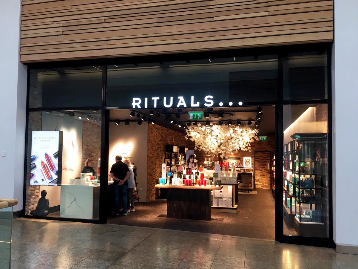 Fisch_Design's tweet photo. Working with Blue Group Retail we’ve helped to bring 7 brand new Rituals stores to the UK including 5 at Sheffield, Shepherd’s Bush London, Oxford, Brighton and Essex
#RitualsCosmetics #FischDesign #Interiors #CommercialDesigners #RetailDesign #BlueGroupRetail #GiftIdeas @Rituals https://t.co/tID6Hhwrf2