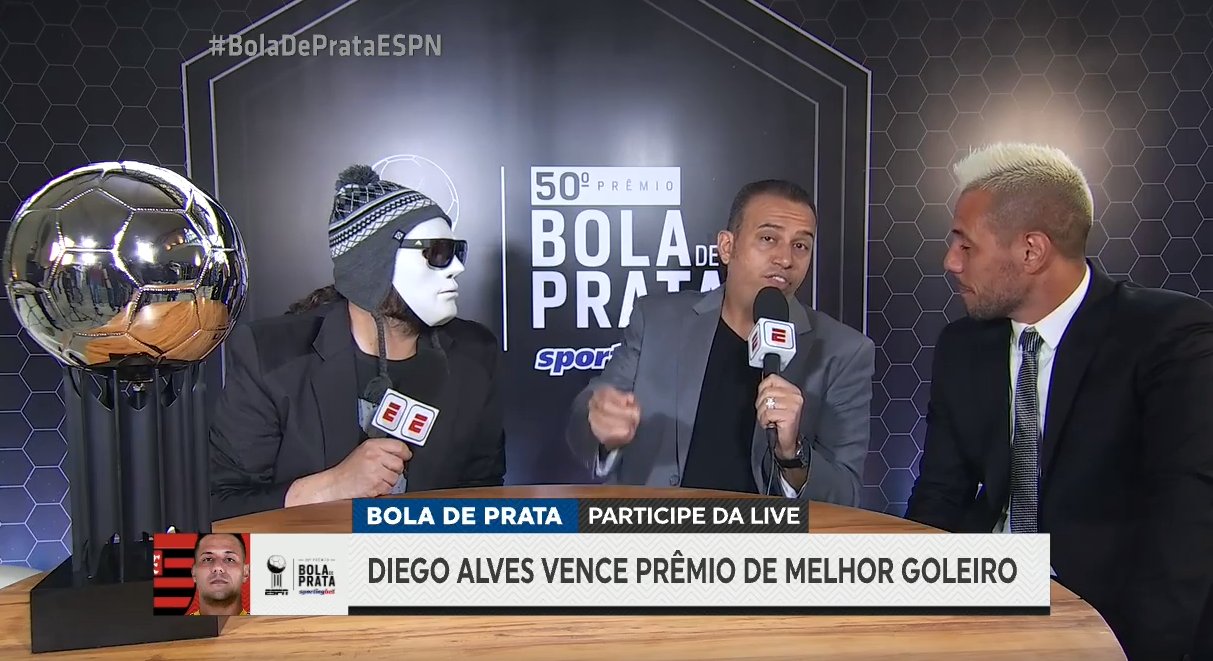 É o melhor goleiro do Brasil! Diego Alves leva o prêmio Bola de