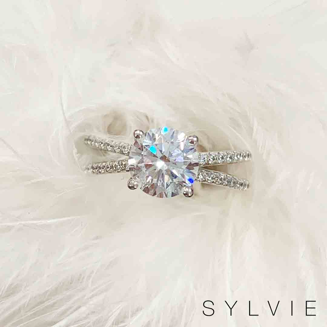 sylviejewelry's tweet photo. It's all in the details with those stunning #SplitShankEngagementRing! โ๏ธ Are you getting major ๐ over these #DiamondRing for the holidays? We are! Find similar shades here --> https://t.co/vjeLd3KYo3!
#Diamonds #Engaged #Proposals #SylvieCollection #JustEngaged https://t.co/0XZZULBMws