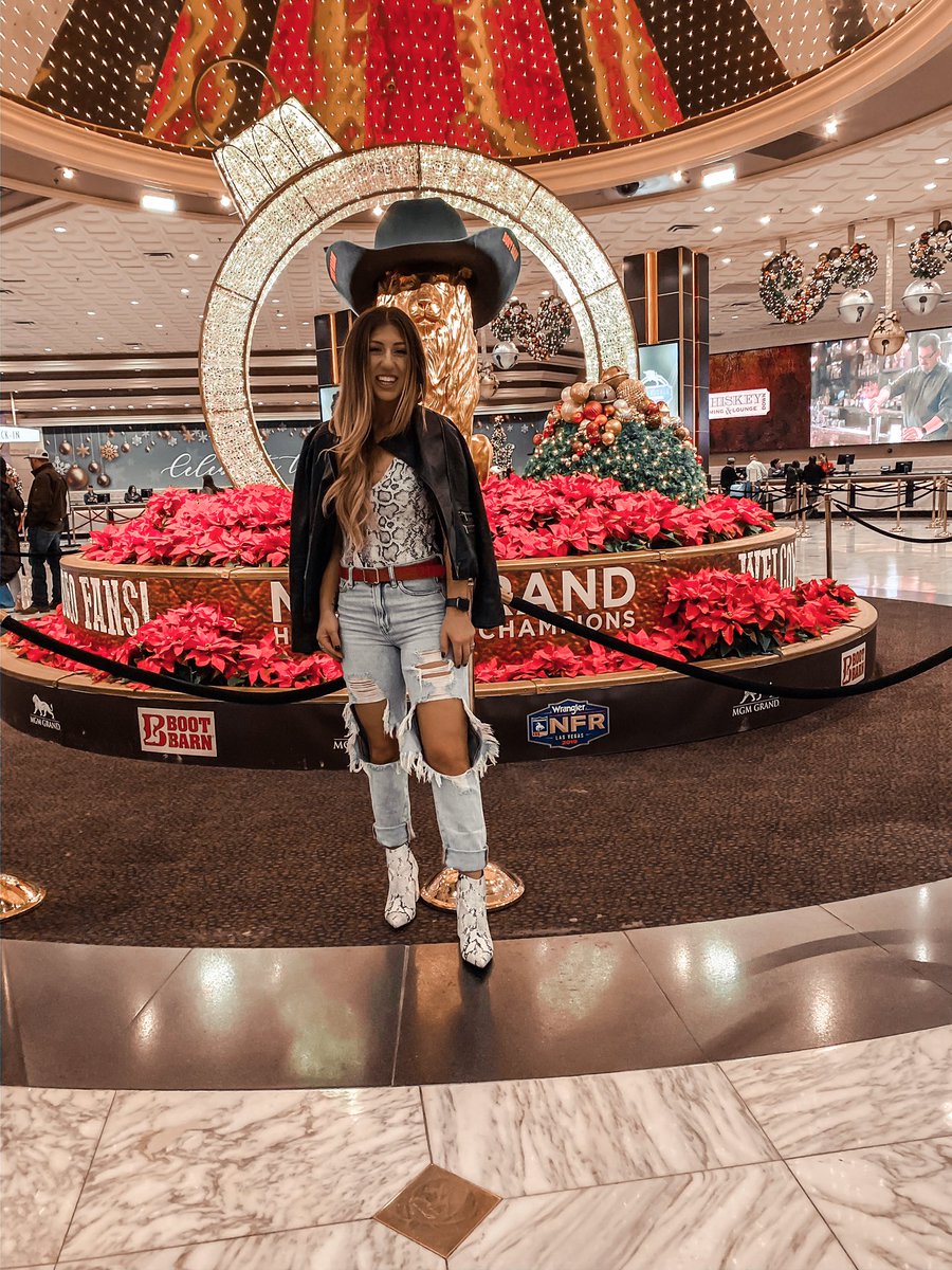 camisa_composti's tweet photo. NFR is the BEST time to be in Vegas💃🏻 https://t.co/XmxyceLw0I