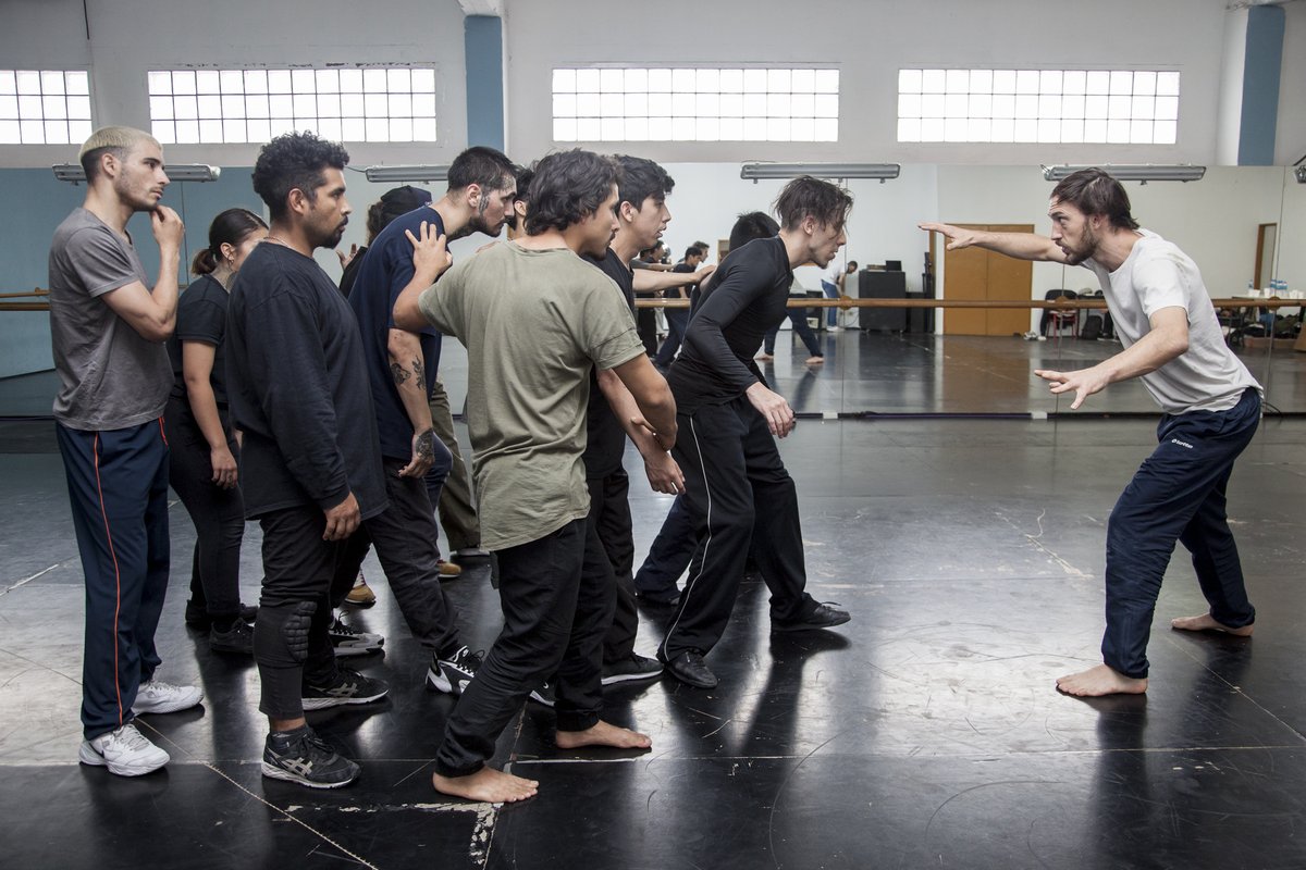 IFArgentine's tweet photo. ⚡ El 25 de nov. empezó la 3era etapa del proyecto “Hip-Hop en escena” del Institut français d'Argentine. 11 bailarines latinoamericanos participaron de una residencia en el Teatro de la Ribera, bajo la dirección de Virgile Dagneaux (Compagnie Virgule🇫🇷) y Edgardo Mercado (🇦🇷). https://t.co/gEl6KSOu33