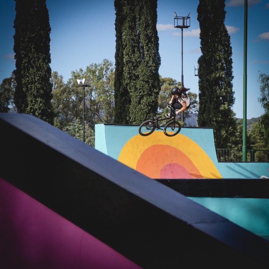 VANS_CHILE's tweet photo. @maacabmx compartiendo sus trucos con los vecinos trasandinos. Parque de las Naciones, San Luís (Argentina). Fotografía: @jmcedano #tailwhip #vanschile #vansbmx https://t.co/ES031h8LZA