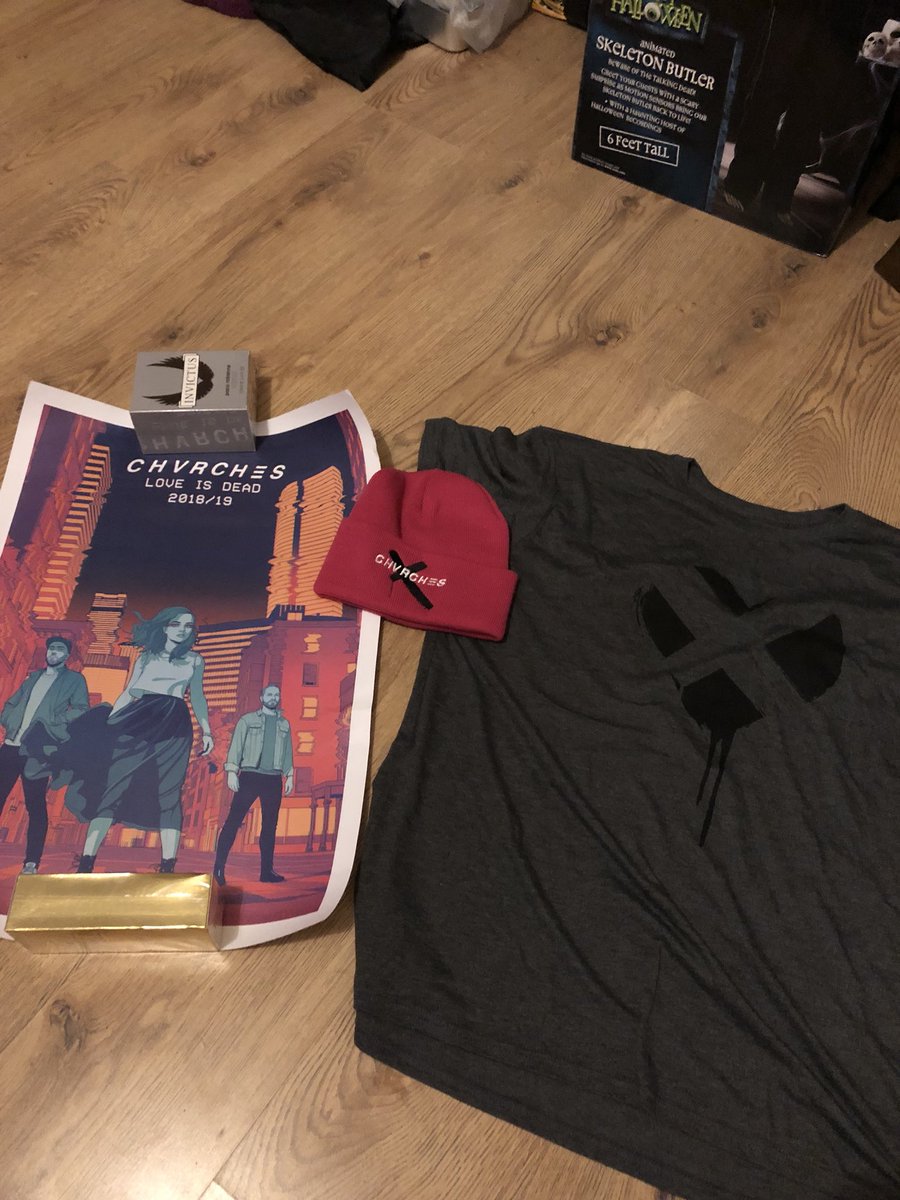 peterjohnson888's tweet photo. @YodelOnline  when you order some your fav bands merch @CHVRCHES and this how it’s delivered left out side dumped in an ally way for 2 days till a neighbour finds it on floor and passes on Christmas nearly ruined thanks @YodelOnline 😡 lucky no real damage https://t.co/FvmShSuhCp