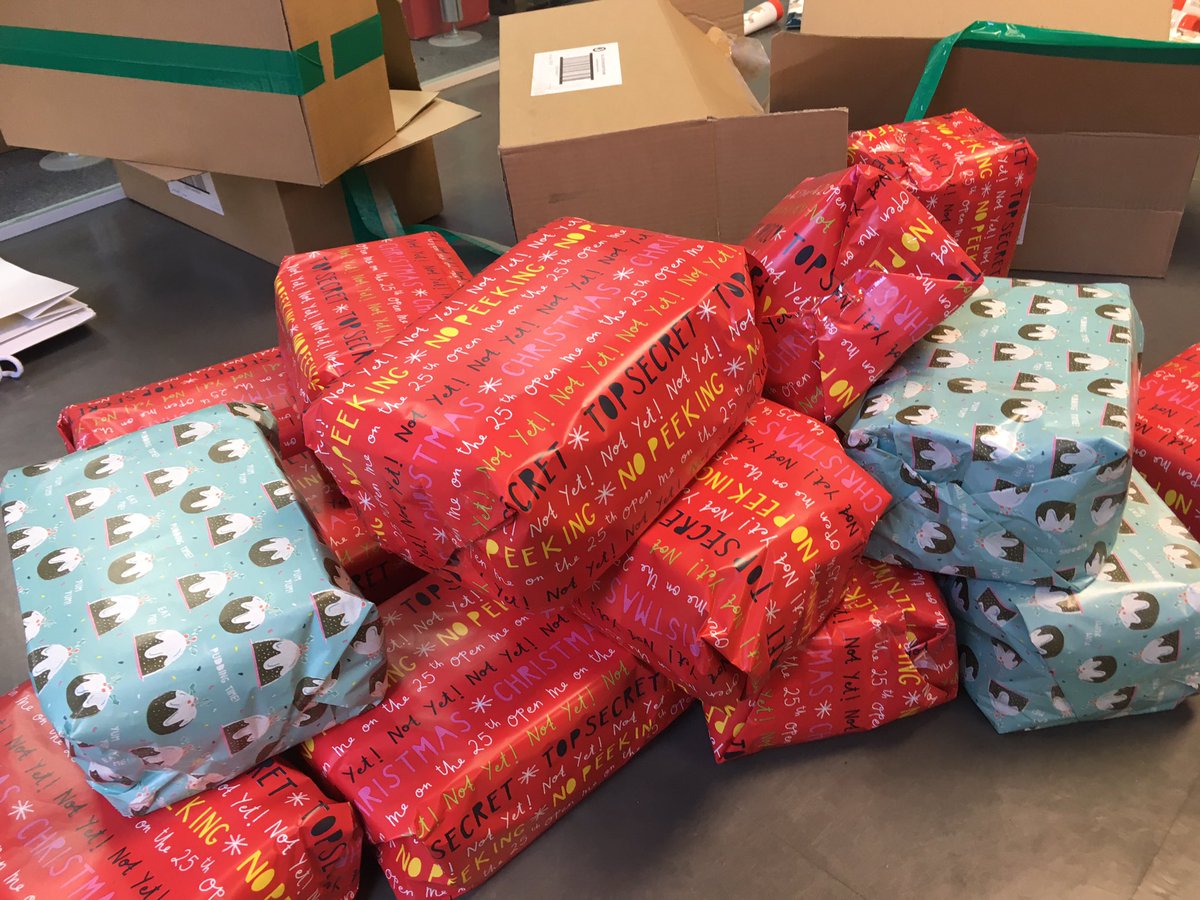 TPTRetail's tweet photo. Some of #teamtpt have been packing boxes and wrapping presents at #thebeautybank today! https://t.co/NJlMmSh8Vp