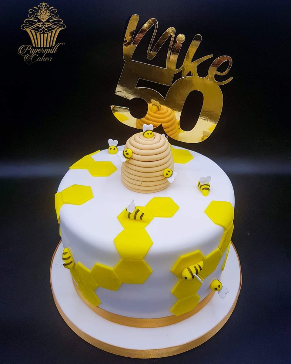 PapermillCakes's tweet image. How cute is this cake?
8 inch bee themed cake with a mini beehive. @LocalHoneyManUK
#papermillcakes #bee #beehive #bee17 #lush #picoftheday #customtoppers #customcakes #delicious #love #birthday #bespokebaker #london #essex #walthamstow #e17 #shoplocal