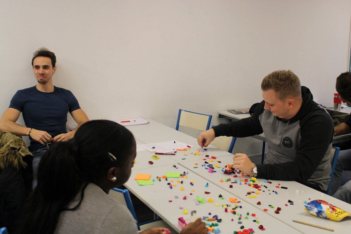ISG_Lyon's tweet photo. Construction d'une ville en Légo pour nos étudiants de 4ème année ! ��🏗 #gestiondeprojet #agile #scrum. Avec @SBourrier https://t.co/RyzOcKmqzC