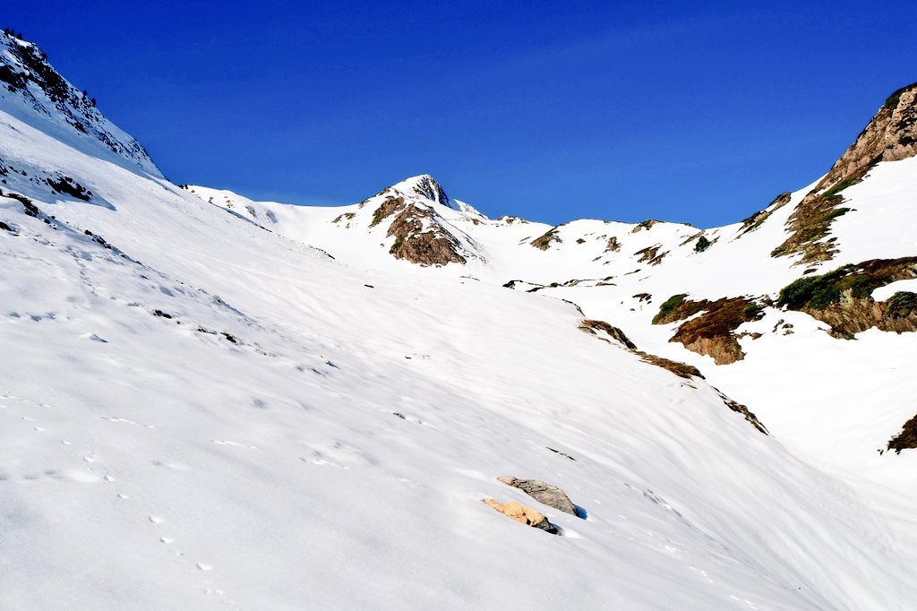 Aquesta cap de setmana hem gaudit pujant al cim de Era Montanheta (segons mapa Alpina) de 2.401 msnm. Un cim molt ràpid, veï del Pincela, molt interessant per un inici de temporada o per qui busca alguna cosa diferent sense complicacions. #ValdAran #esquimuntanya #skimo