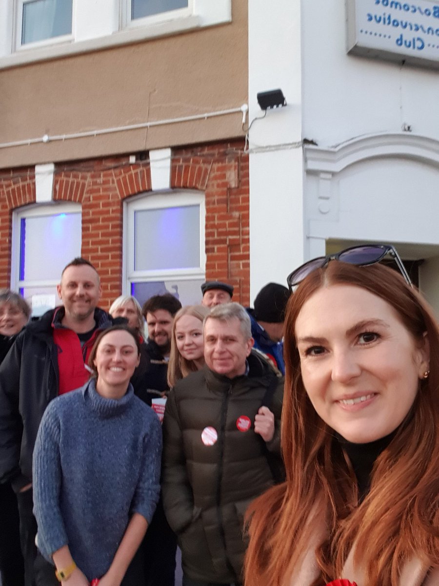 Corrie_R_D's tweet photo. We've got teams out across Bournemouth East todayπΉ
Posters are appearing in windows on every street (this building is the exception π).
We can see the change springing up around us!
Ask your neighbours, friends & family to #VoteLabour!
#ItsTimeForBournemouth
#MondayMotivation https://t.co/ytlTb6GZSj