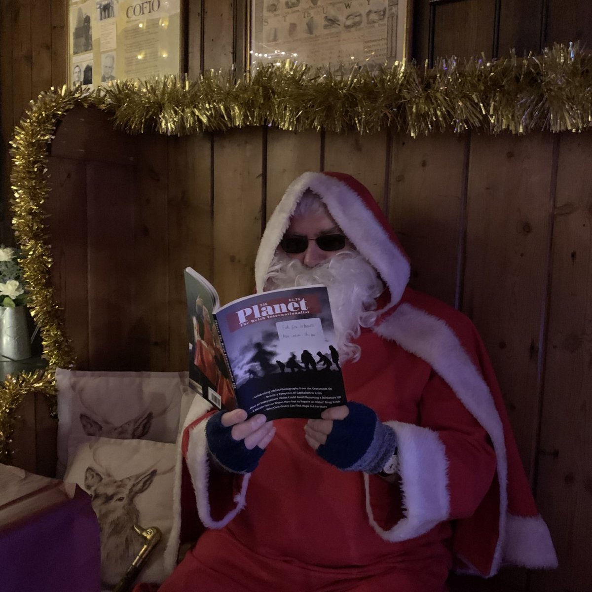 Sion Corn enjoying one of our browsing copies at the <a href="/tafarnsinc/">Tafarn Sinc</a> Christmas Fair...

Stuck for a present for someone who loves reading &amp; Wales? Our Christmas gift subscriptions are only *£15*!
🎄🎁

planetmagazine.org.uk/shop

Thanks to everyone <a href="/tafarnsinc/">Tafarn Sinc</a> for a great event.