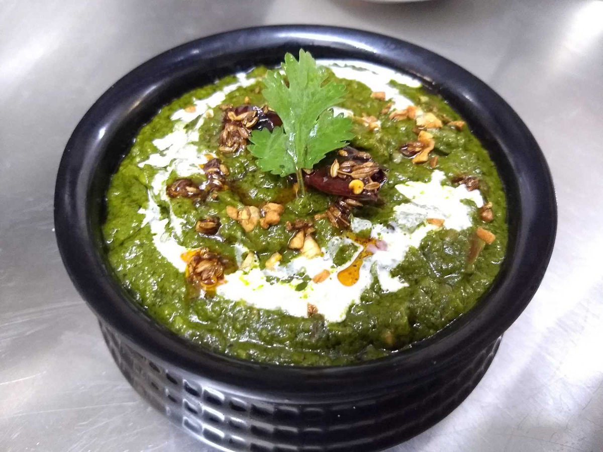 We have always loved the very aromatic Lasuni Palak Paneer in restaurants. Isn't it?

Let's make it at home now ladies! 😋
bit.ly/LasooniPalak

#PalakPaneer #vegetarian #indian #recepie