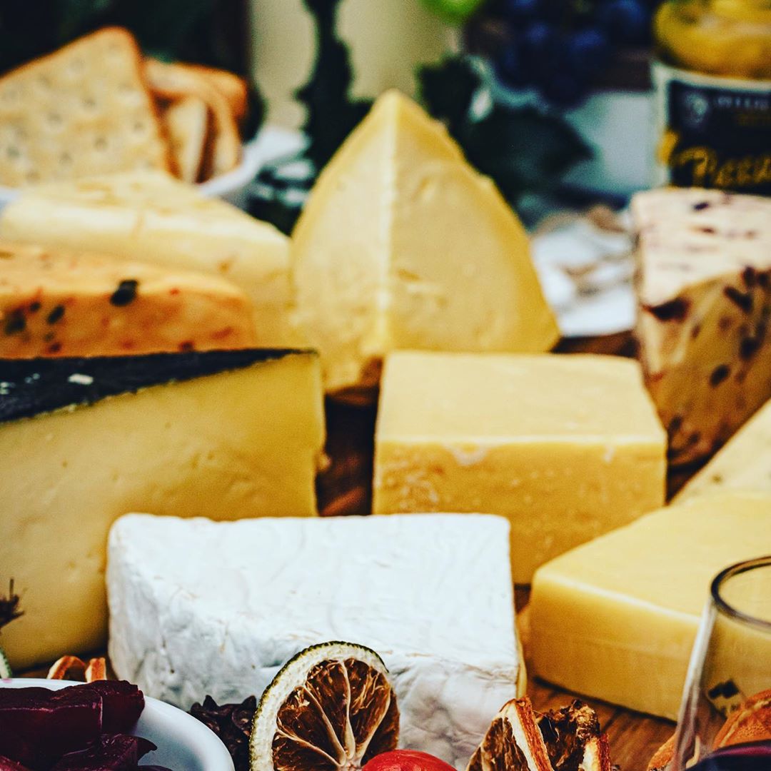 Have you seen what the brilliant <a href="/veg_box/">Veg In A Box</a> have come up with? Now, who do we know who loves cheese?🙋‍♀️🙋‍♂️😋🧀<a href="/cheese_academy/">Academy of Cheese</a>
#RT"No one does a #CheeseHamper like us here at veg_inabox fantastic paired with <a href="/OtterVale/">Otter Vale Products</a>  and #local pickles @ Veg in a Box Exeter instagram.com/p/B5s-mK3l1cm/…"