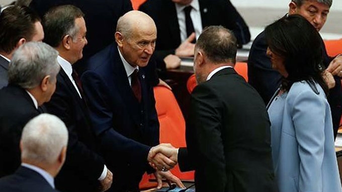peyamakurd's tweet photo. Hevserokên HDPê destê Devlet Bahçelî girtin û jê re selametî xwestin
#Devlet_Bahçeli #Pervin_Buldan #Sezai_Temelli
https://t.co/foCsnQUeIw https://t.co/h89ZJCwHxr