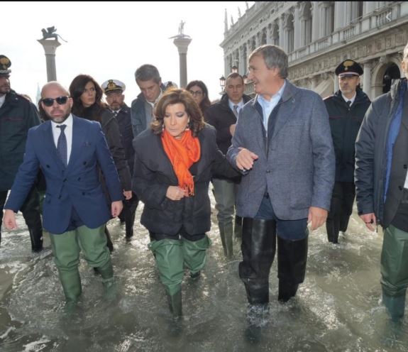 dferrazza's tweet photo. <Le esagerazioni non vanno mai bene. Questa città ha attraversato momenti drammatici, ma ora sono passati. Bisogna che i media diano un'informazione obiettiva e corretta>. Luigi Brugnaro, sindaco di Venezia, dopo il crollo delle prenotazioni causato dall'acqua alta https://t.co/yWvIWcwwHf