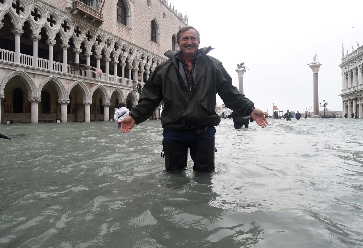 dferrazza's tweet photo. <Le esagerazioni non vanno mai bene. Questa città ha attraversato momenti drammatici, ma ora sono passati. Bisogna che i media diano un'informazione obiettiva e corretta>. Luigi Brugnaro, sindaco di Venezia, dopo il crollo delle prenotazioni causato dall'acqua alta https://t.co/yWvIWcwwHf