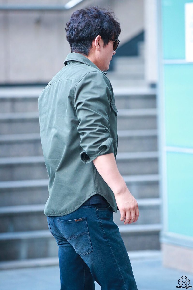 wx_sgg121's tweet image. 뒷태미남 설경구 어깨 허리 팔뚝 바지핏 머하나 빠지는게 없다