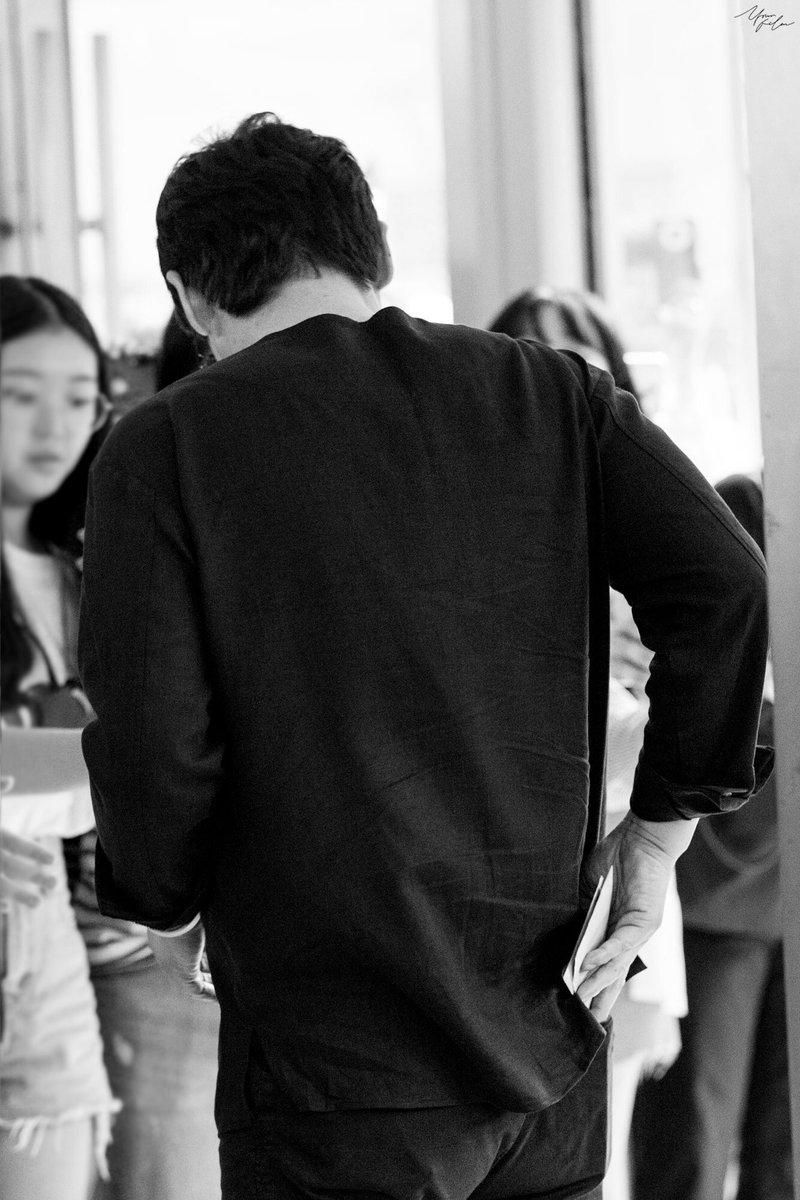 wx_sgg121's tweet image. 뒷태미남 설경구 어깨 허리 팔뚝 바지핏 머하나 빠지는게 없다