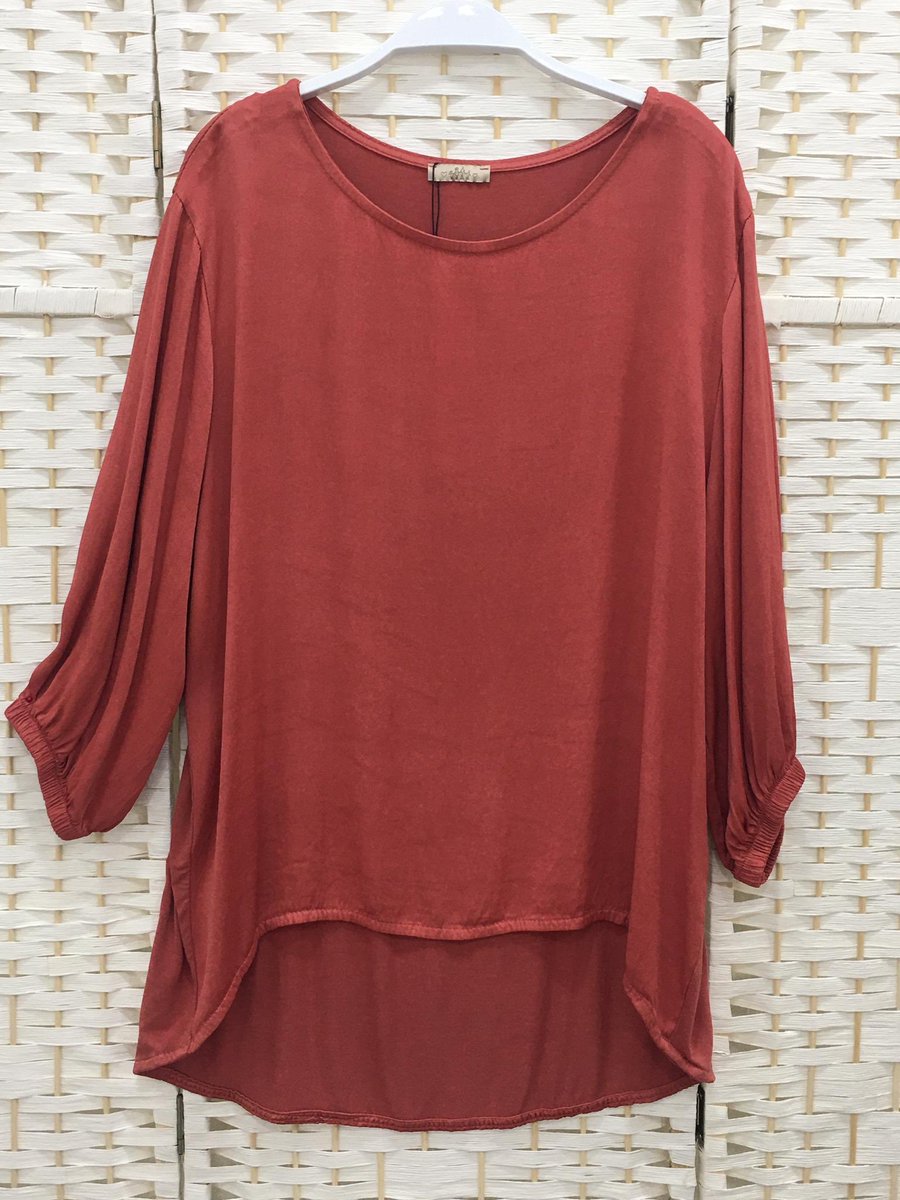 kedatelow's tweet photo. ♥️ Preciosa blusa asimétrica color teja, tejido fluido, símil satén.
Cuello redondo y manga francesa con goma en el puño. 

Talla única.
Precio: 29,95€

¿Has visto qué bien combina con nuestro bolso acolchado en el mismo color? 😉

#fondodearmario #blusamujer #modafemenina https://t.co/QMJUk0Qr5M